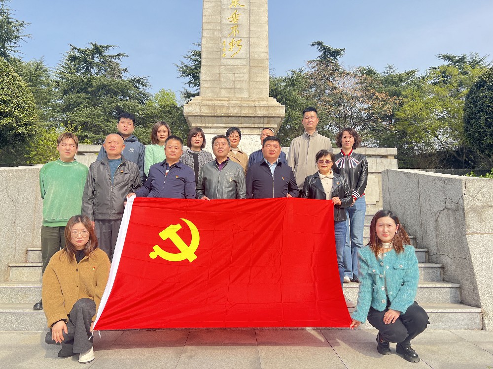 弘揚(yáng)愛(ài)國(guó)主義精神 助推企業(yè)高質(zhì)量發(fā)展 ——集團(tuán)公司黨支部開(kāi)展清明祭掃活動(dòng)